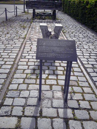 Bild: Prellbock: Denkmal am Hauptgterbahnhof in Pforzheim  (Foto :ron)