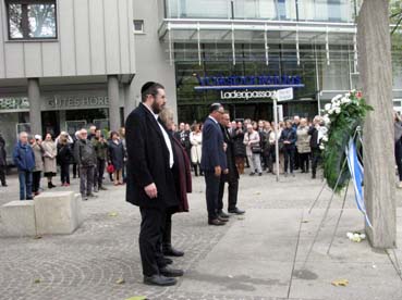 Bild: OB Peter Boch, Ralf Suliman (jdische Gemeinde9 am Platz der Syngoge (Foto:ron)