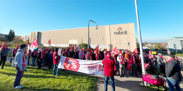 Bild: Gruppenbild derstreikenden Mitarbeiter (Fot. igm)