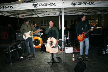 Bild: Punk gegen Rechts : Bordkapelle Akkerman rockt ab vor der Kulturhalle (Foto: ron)