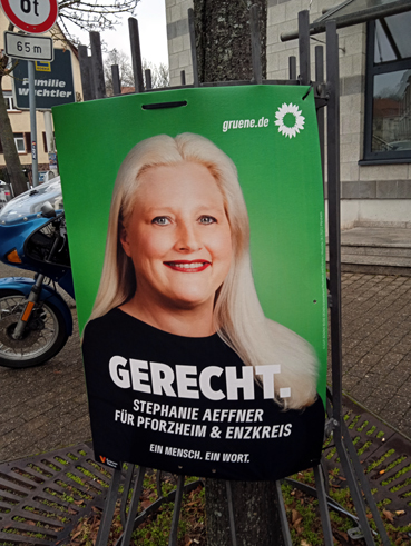 Bild: Plakat von Stephanie Aeffner , die mitten im Wahlkampf 2025 verstarb (Fot: ron)