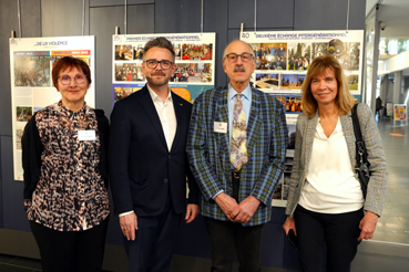 Bild: v.l. Chritiane Poiret von Le Amis de Pforzheim, OB Peter Boch ,ganz rechts Monika Finna (Stadt Pforzheim)