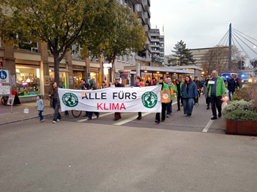 Bild: Die Klimaakivisten auf dem Marsch zum Leopoldplatz (Foto: ron)
