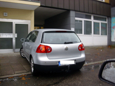 Bild: Ziemlich dreist blockiert hier ein PKW den Gehweg in der Nordstadt (Foto: ron)