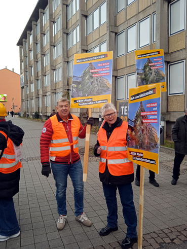 Bild: Engagiert gegen den geplanten Abriss , v.l. J�rg M�ller und Gabi M�nster (Foto:ron)