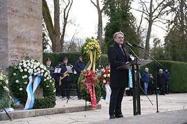 Bild: OB Peter Boch bei seiner Gedenkrede auf dem Hauptfriedhof in Pforzheim (Foto: stpf)