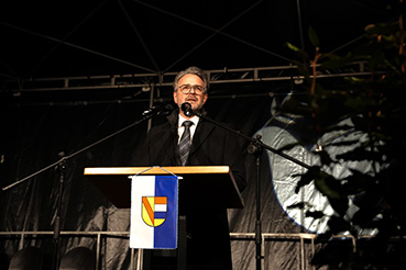 Bild: OB Peter Boch spricht zum 81. Jahrestag der Zerst�rung von Pforzheim auf dem Marktplatz (Foto: stpf)