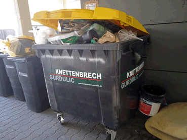 Bild: Richtige Abfalltrennung tut not: Wilde M�llmischung  in gelber Tonne im Hinterhof an der L�tzowstrasse