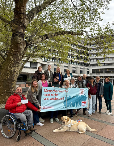 Bild: Protest f�r die Gleichstellung behinderter Menschen auf dem Marktplatz in Pforzheim (Foto:stpf)