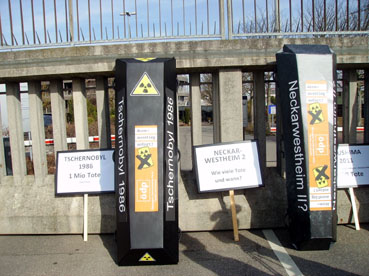 Bild: Plakate bei Aktion nach Fukushima vor dem ehemaligen AKW in Neckarwestheim (Foto:ron) 