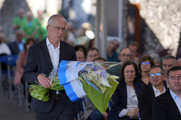 Bild: BM Frank Fillbrunn mit Blumenstrauss bei Gedenkfeier in Gernika (Foto: stpf)
