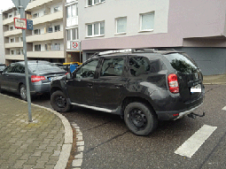 Bild: Falschparker im Kreuzungsbereich behindert Schulkinder an der Scharnhorststrasse (Foto: ron)