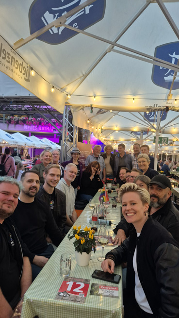 Bild: Bildunterschrift:  Foto 1: Besucher*innen des Regenbogenstammtisches, darunter Meike G�nter (3. v. l. stehend), Dirk Wiegand/Kreisvorstand (am Tisch 4. v. links) Stefanie Seemann (4. v. r. stehend)