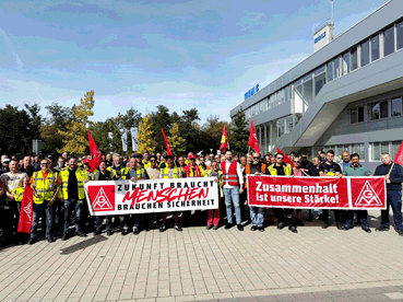 Bild: Besch�ftigte von Mahle demonstrieren f�r den Erhalt ihrer Arbeitspl�tze (Foto: igm)